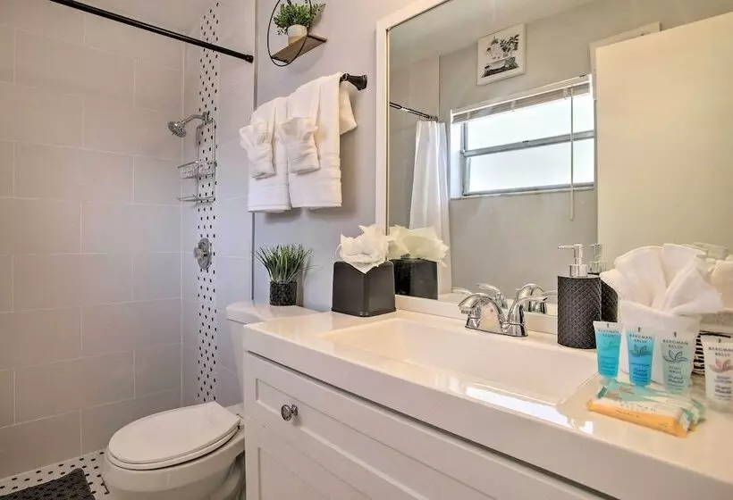 Lovely Lauderhill Retreat < 12 Mi To Beach!