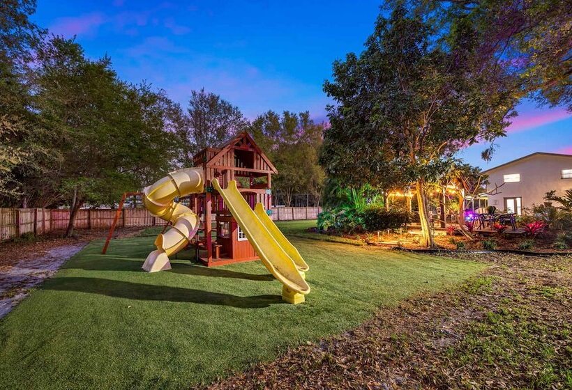 Luxe Largo Retreat: Pool, Games, Basketball & More