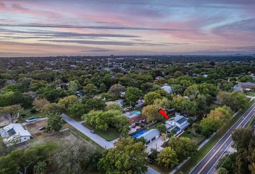 Luxe Largo Retreat: Pool, Games, Basketball & More