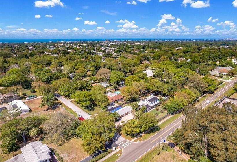 Luxe Largo Retreat: Pool, Games, Basketball & More