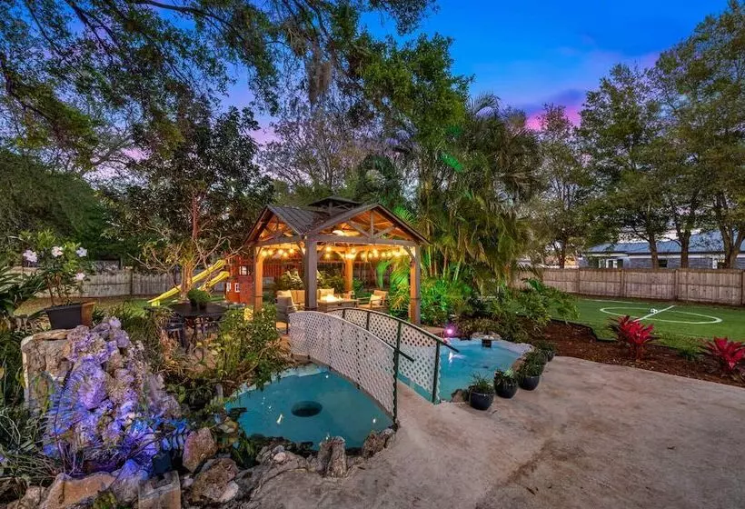Luxe Largo Retreat: Pool, Games, Basketball & More