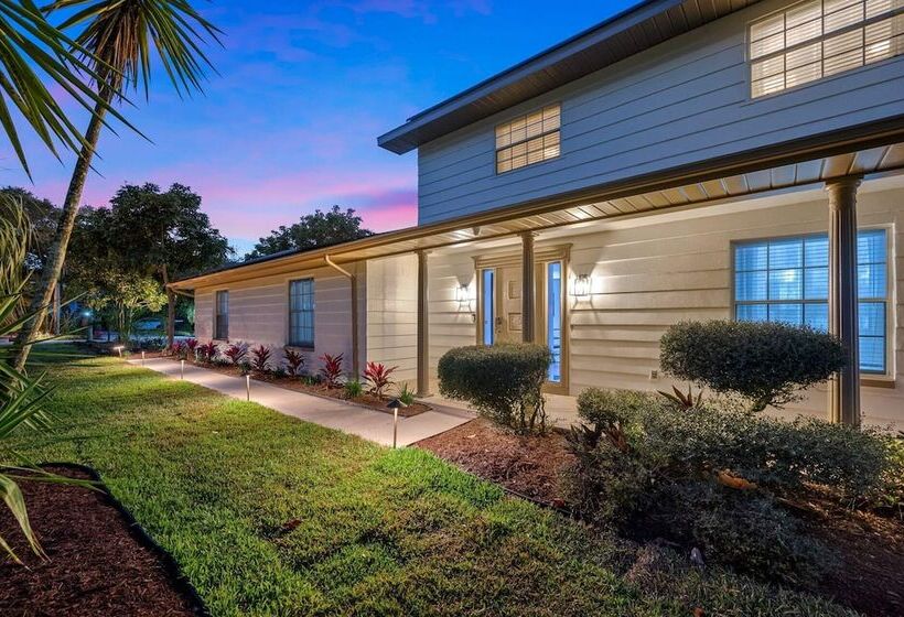 Luxe Largo Retreat: Pool, Games, Basketball & More