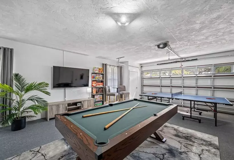 Luxe Largo Retreat: Pool, Games, Basketball & More