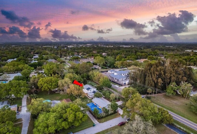 Luxe Largo Retreat: Pool, Games, Basketball & More