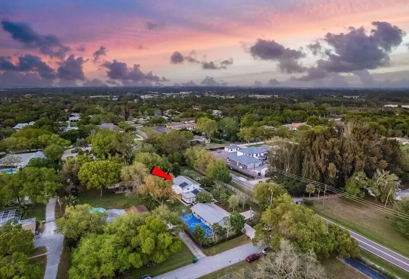 Luxe Largo Retreat: Pool, Games, Basketball & More