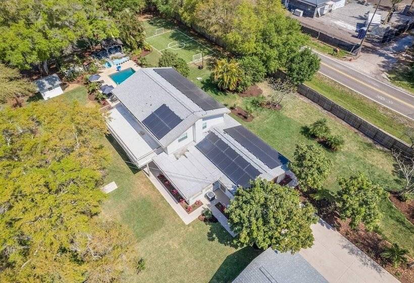 Luxe Largo Retreat: Pool, Games, Basketball & More