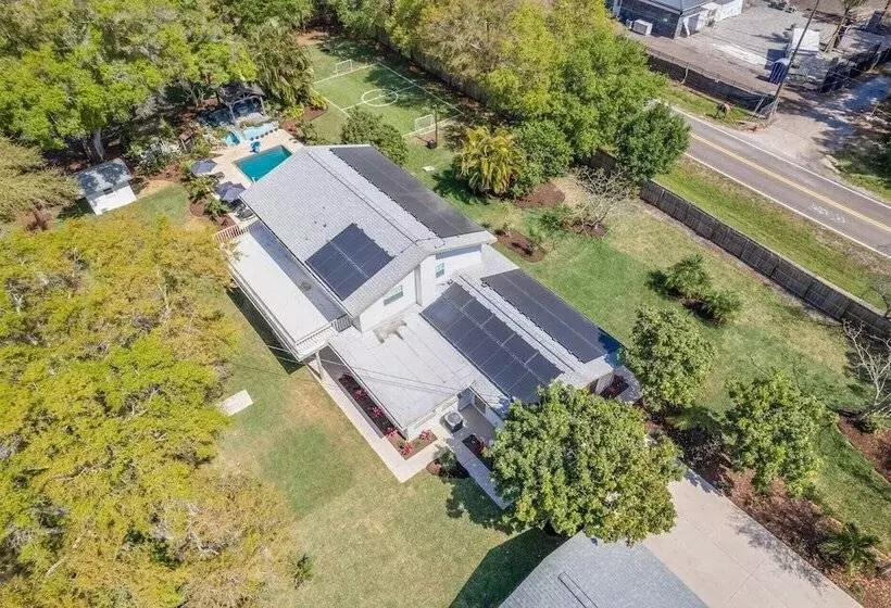 Luxe Largo Retreat: Pool, Games, Basketball & More