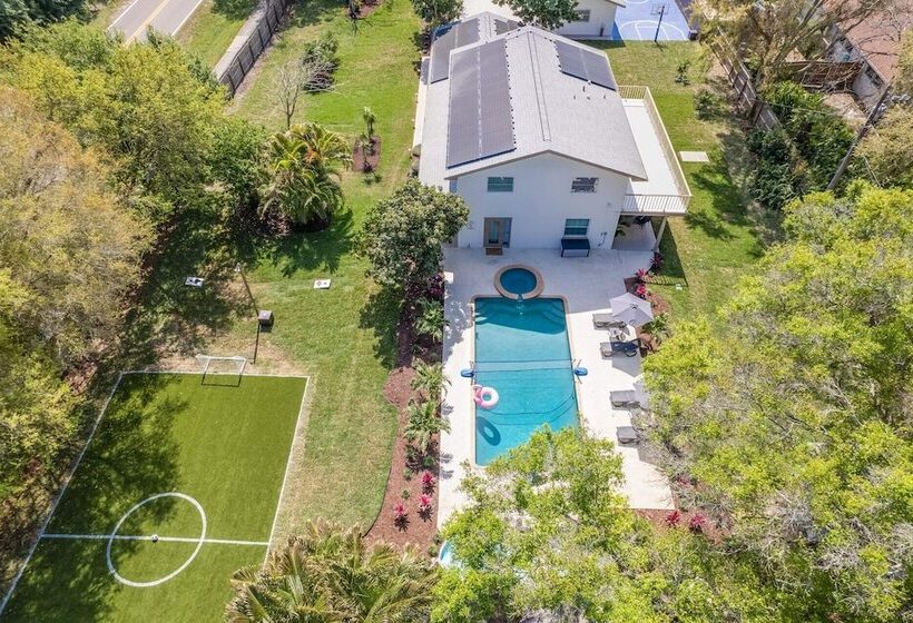 Luxe Largo Retreat: Pool, Games, Basketball & More