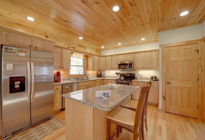 Maggie Valley Cabin W/ Private Hot Tub & Game Room