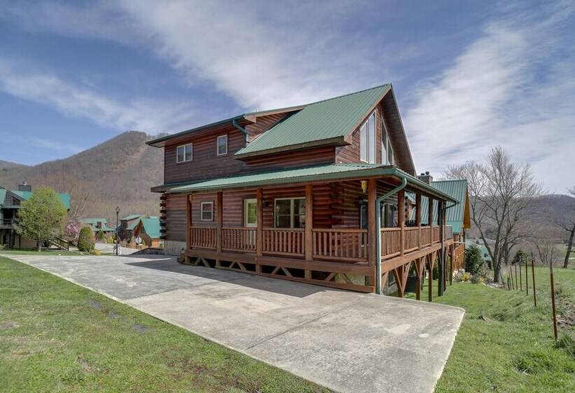Maggie Valley Cabin W/ Private Hot Tub & Game Room