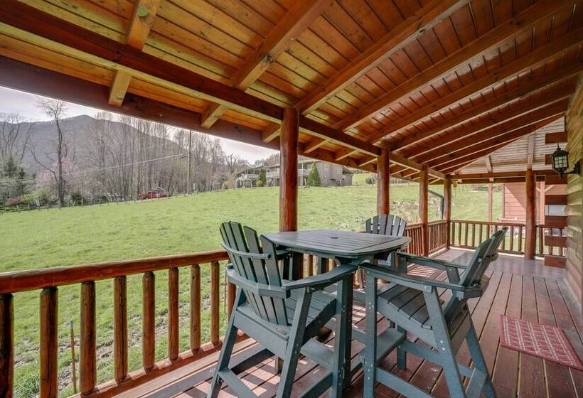 Maggie Valley Cabin W/ Private Hot Tub & Game Room