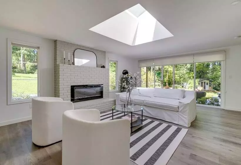 Modern Home: 3 Miles To Woodinville Wine Country!