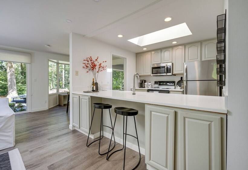 Modern Home: 3 Miles To Woodinville Wine Country!