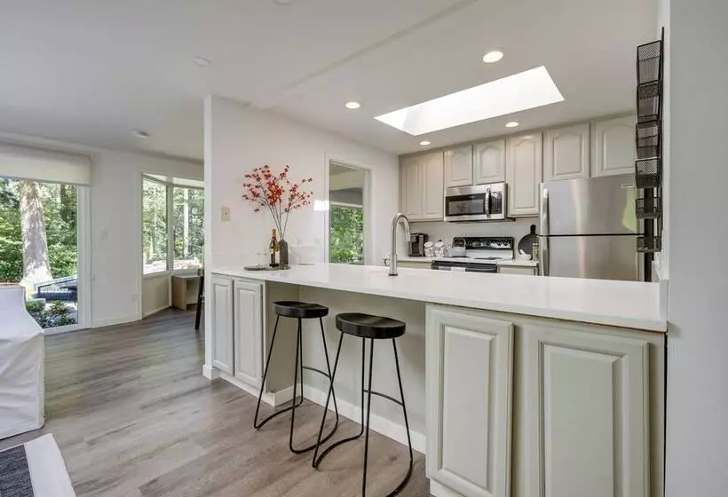 Modern Home: 3 Miles To Woodinville Wine Country!