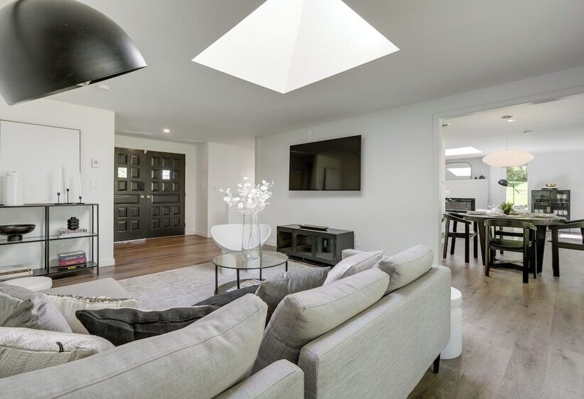 Modern Home: 3 Miles To Woodinville Wine Country!