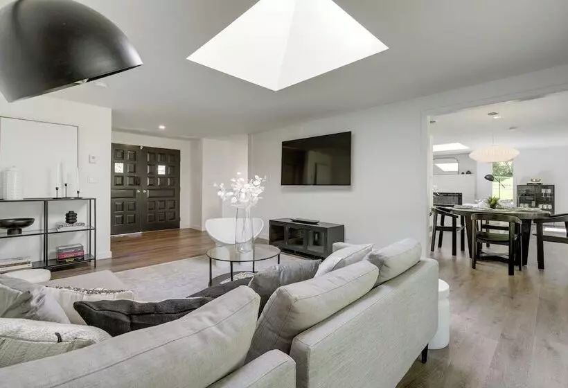 Modern Home: 3 Miles To Woodinville Wine Country!