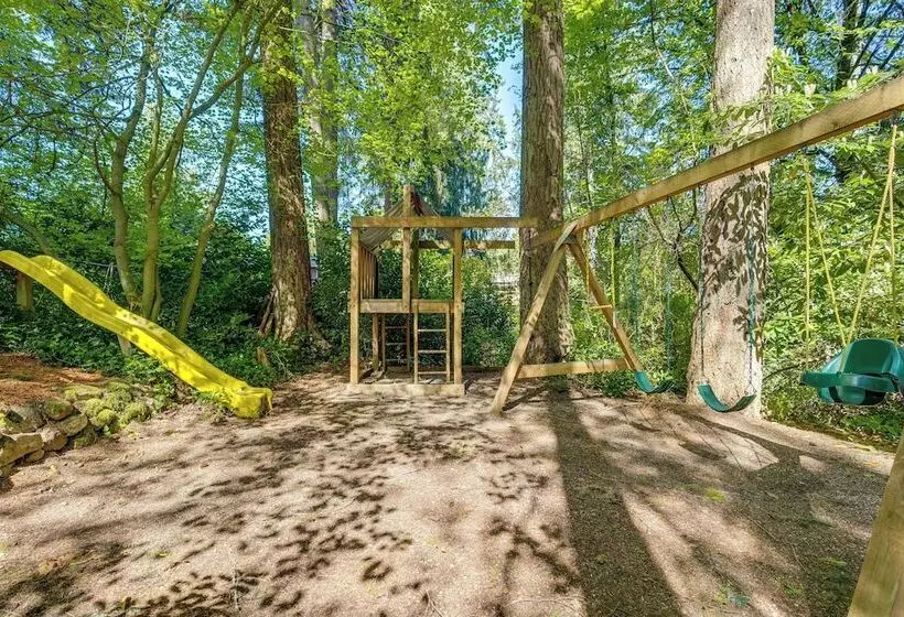 Modern Home: 3 Miles To Woodinville Wine Country!