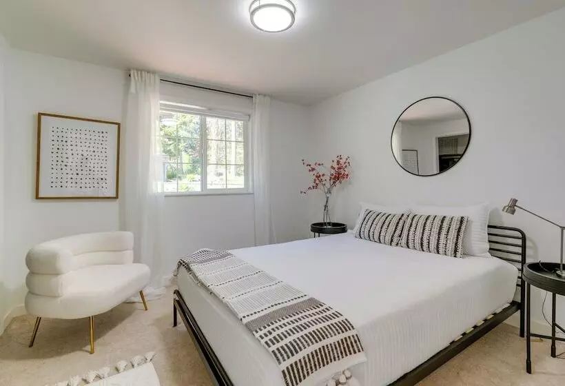 Modern Home: 3 Miles To Woodinville Wine Country!