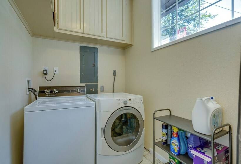 Modern Home: 3 Miles To Woodinville Wine Country!