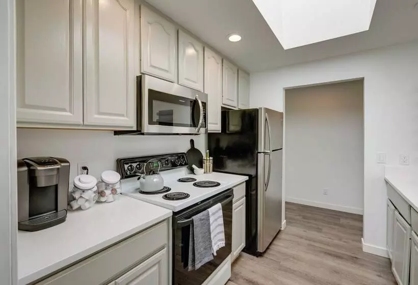 Modern Home: 3 Miles To Woodinville Wine Country!