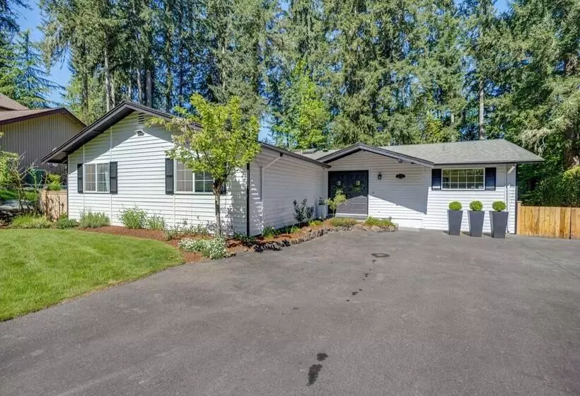 Modern Home: 3 Miles To Woodinville Wine Country!