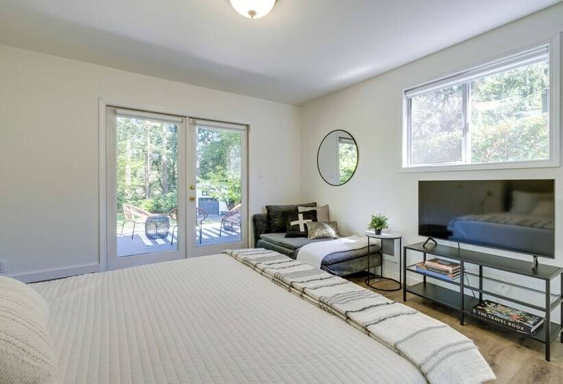 Modern Home: 3 Miles To Woodinville Wine Country!