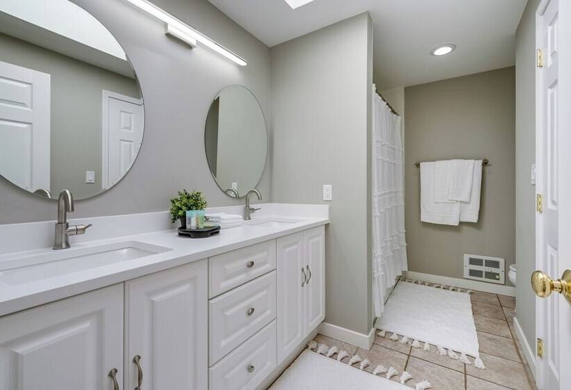 Modern Home: 3 Miles To Woodinville Wine Country!