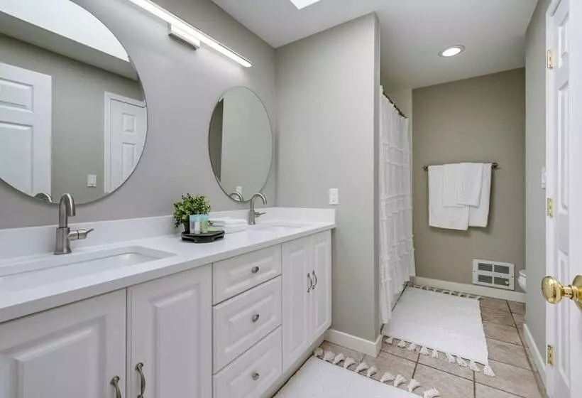 Modern Home: 3 Miles To Woodinville Wine Country!