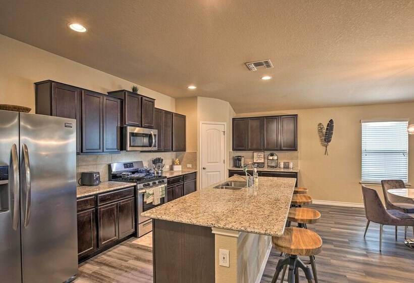 San Antonio Retreat W/ Yard & Grill Near Downtown!