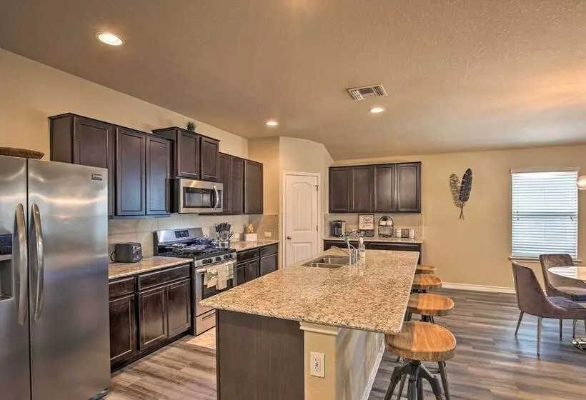 San Antonio Retreat W/ Yard & Grill Near Downtown!