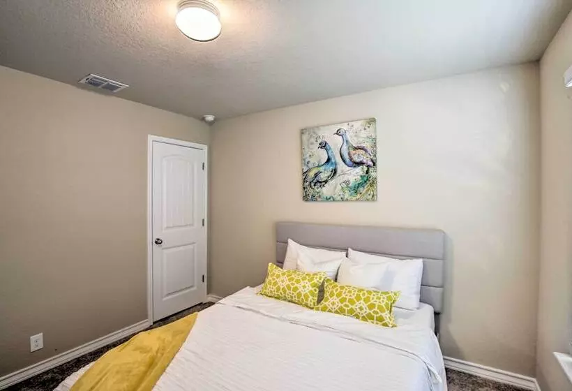 San Antonio Retreat W/ Yard & Grill Near Downtown!