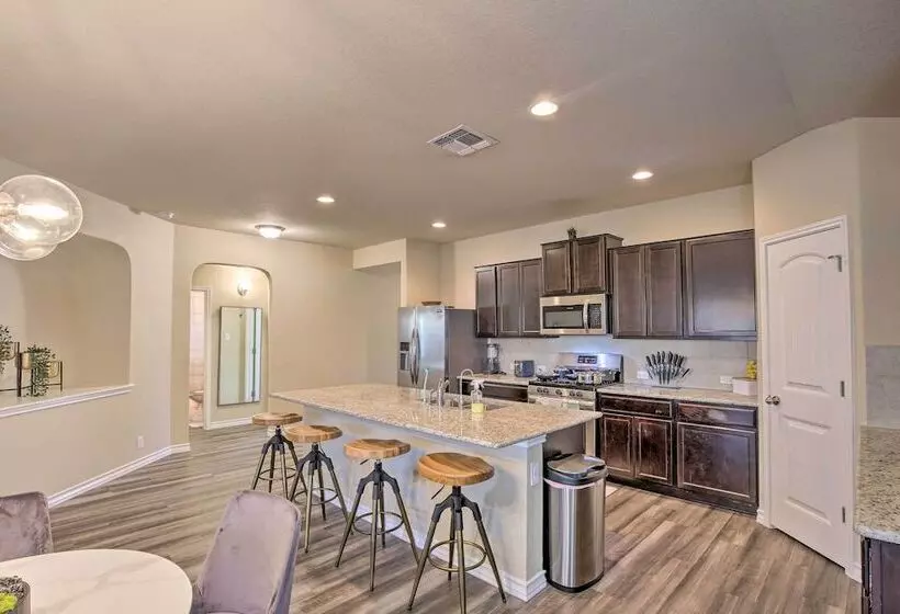 San Antonio Retreat W/ Yard & Grill Near Downtown!