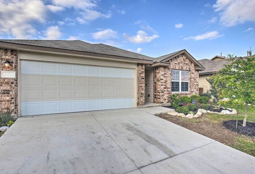 San Antonio Retreat W/ Yard & Grill Near Downtown!