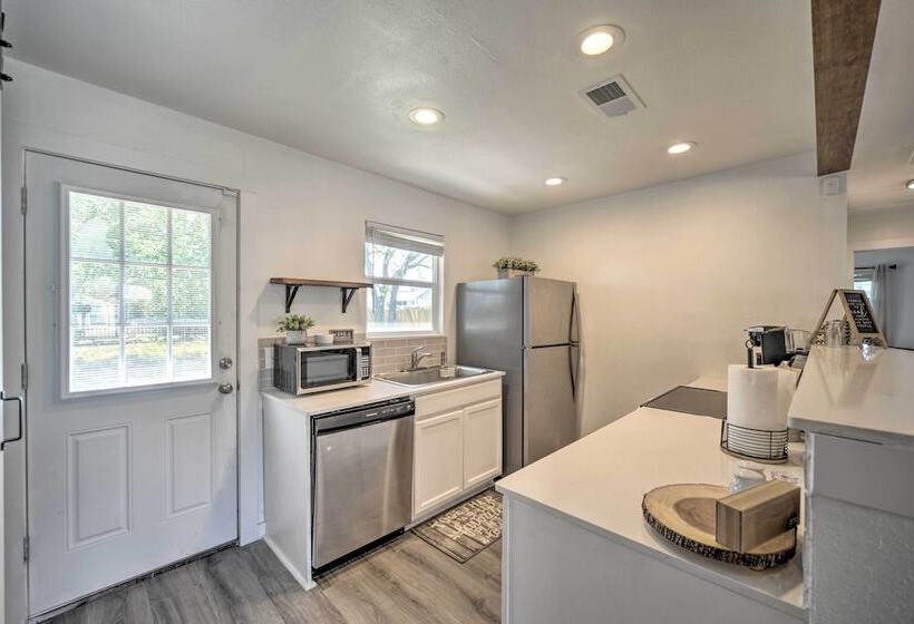 San Marcos Cottage W/ Large Private Backyard!