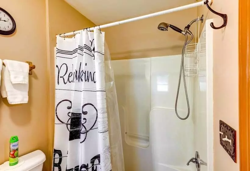 Scenic Marble Cabin W/ Fire Pit!