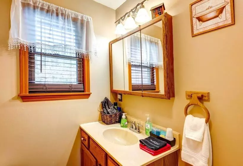 Scenic Marble Cabin W/ Fire Pit!