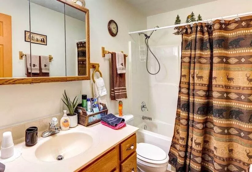 Scenic Marble Cabin W/ Fire Pit!