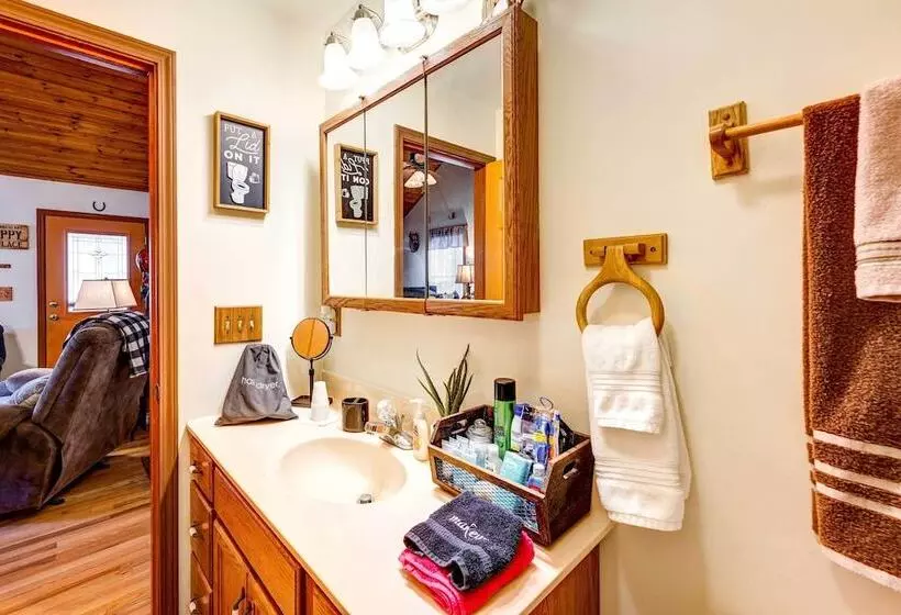 Scenic Marble Cabin W/ Fire Pit!