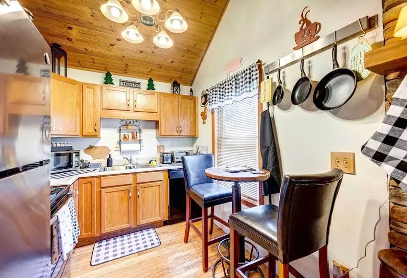 Scenic Marble Cabin W/ Fire Pit!