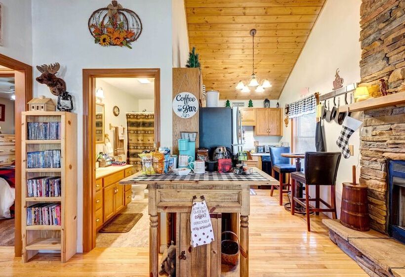 Scenic Marble Cabin W/ Fire Pit!