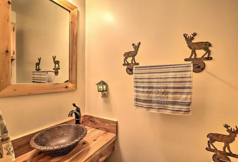 Serene Mountain Retreat W/ Hot Tub & Grills!