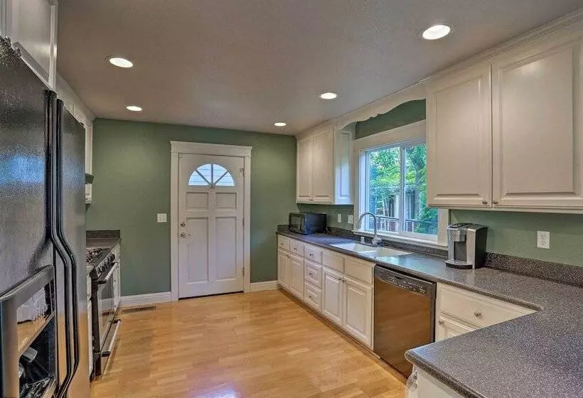 Spacious Downtown Chico Home ~ Half Mile To Csu!