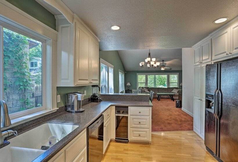 Spacious Downtown Chico Home ~ Half Mile To Csu!