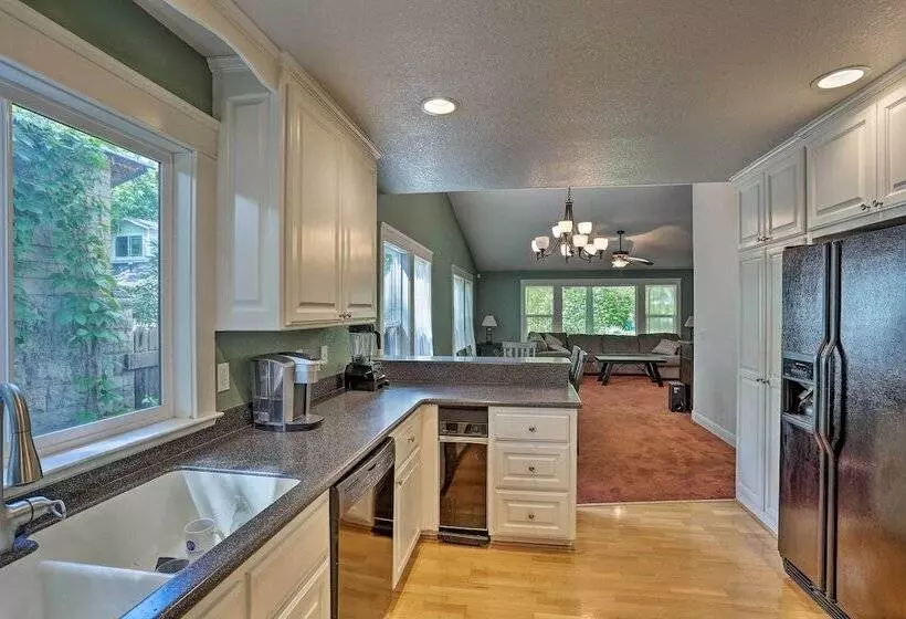 Spacious Downtown Chico Home ~ Half Mile To Csu!