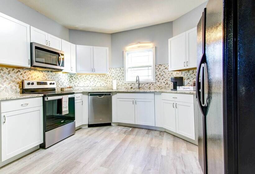 Warrensburg Home, Close To Downtown!