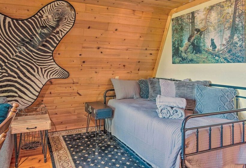 Waynesville Cabin With Hot Tub & Mountain Views!