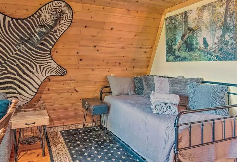 Waynesville Cabin With Hot Tub & Mountain Views!