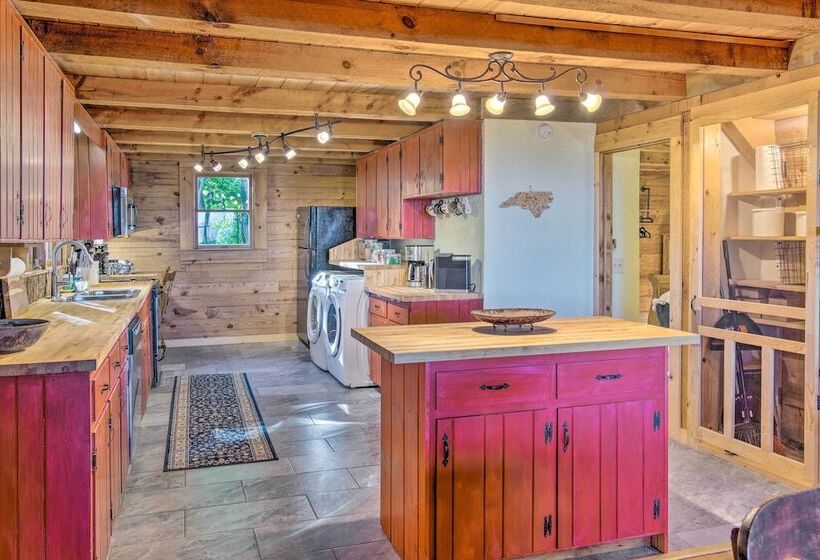 Waynesville Cabin With Hot Tub & Mountain Views!