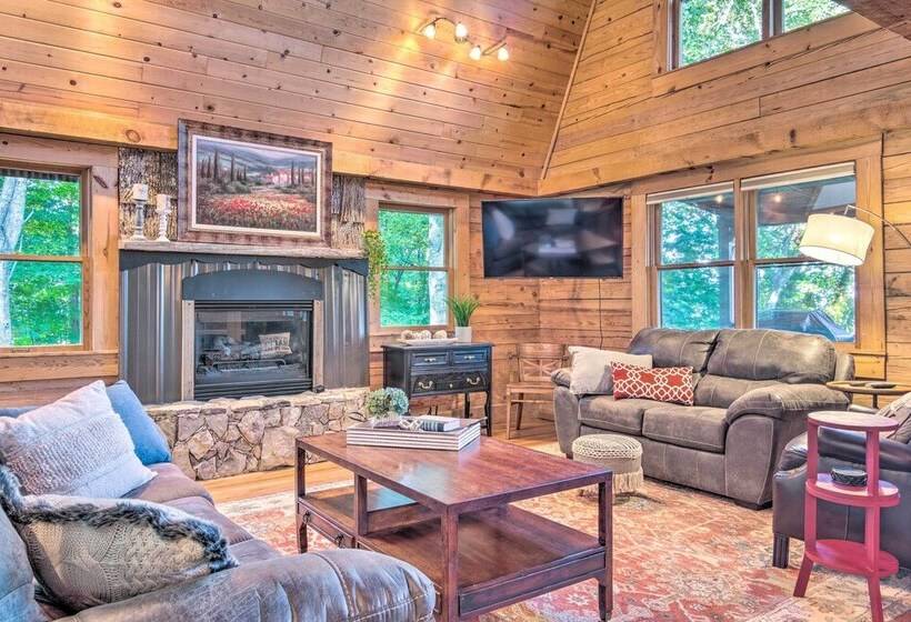 Waynesville Cabin With Hot Tub & Mountain Views!