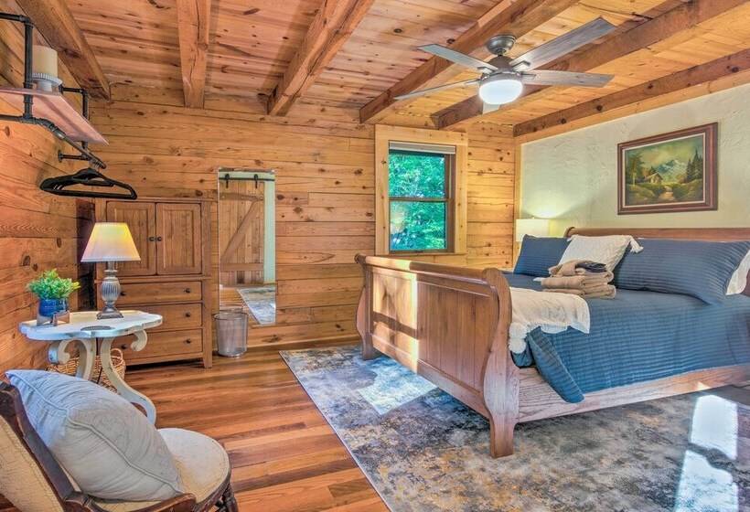 Waynesville Cabin With Hot Tub & Mountain Views!